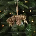 Decorazione natalizia con pigna, bacche rosse e campana in metallo verde scuro - Verde