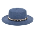 Détail d'un canotier en paille bleu marine avec chaîne dorée et ruban en cuir noir - M (56-58cm) / Bleu marine