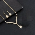 Parure de bijoux de mariée dorée avec collier en V en strass et boucles d'oreilles poire - Or Blanc