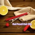 Pinza creativa para el pelo con forma de lápiz rojo y clip sobre fondo de punto beige - Rojo