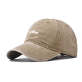 Dettaglio del cappellino da baseball in tela lavata kaki con ricamo Fisher bianco e cuciture - Regolabile / Cachi Lavato