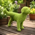 Plassende hond tuinbeeld met groene flocking voor gazon decoratie buiten in de tuin - Plassende Hond