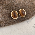 Elegantes pendientes ovalados dorados con piedras ojo de tigre y fondo vintage - Estilo de Pendiente de Botón Ojo de Gato Marrón con Envoltura Dorada Ovalada (20#)