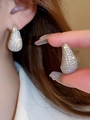 Dettaglio degli orecchini a goccia eleganti in argento con cristalli pavé bianchi - Rame Intarsiato Con Zirconia Bianca / Bianco