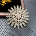 Broche fleur dorée élégante avec perles blanches et détails en cristaux brillants - BZ030 Perle Radiale