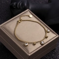 Elegante gouden roestvrijstalen kralenarmband met drie ronde heldere zirkoonbedels - Goud-Witte Zirconia