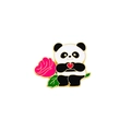 Spilla in smalto panda carino con rosa rosa e finitura in lega bianca nera e dorata - Stile Panda con Rosa (CZ2528-2)