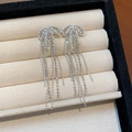 Orecchini a fiocco d'argento con cristalli scintillanti in una scatola di velluto beige - Nappina a Fiocco / Ago d'Argento - Fiocco Argento