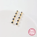 Dettaglio macro di orecchini in argento sterling 925 con cinque pietre di zircone blu - Blu