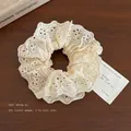 Crèmekleurige kant geborduurde scrunchie met bloemmotieven op vintage houten basis - #11 Off-white Kant Opengewerkte Dubbele Laag
