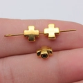 Perline a croce dorata su un dito che mostrano la dimensione 8mm per gioielli - Oro Antico