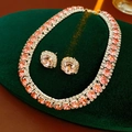 Set gioielli con collana e orecchini in pietra rosa esposti su velluto verde - Set Collana e Orecchini - Argento - Rosa Chiaro