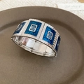 Detail der blauen Emaille-Geometrie auf einem silbernen breiten elastischen Armband - Breite Spirale Emaille / Silber Königsblau
