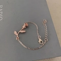 Bracelet minimaliste en or rose avec un pendentif rose réaliste et une chaîne à maillons réglable - Bracelet fleur rose or rose (3004)