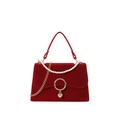 Elegante rote Samt-Handtasche mit Perlen-Griff und goldenem Herzschloss-Detail - Creolen-Stil