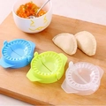 Set van 3 gekleurde plastic dumplingvormen in blauw, groen en wit op houten plank - Willekeurige Kleur