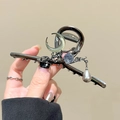 Dettaglio di pinza per capelli vintage con mezzaluna, cristalli blu e perla pendente - Pinza Fiore di Luna [11cm]