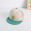 Dettaglio del cappellino per neonati con ricamo smiley e pannelli in rete traspirante - 48cm (Consigliato 6 mesi-2 anni) / Verde Lago