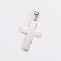 Primer plano detallado de un colgante de cruz de acero inoxidable plateado con acabado pulido - Color Acero Sin Cadena