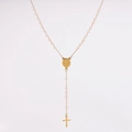Detalle del rosario rosa con cruz dorada y medalla de la Virgen María en fondo blanco - Rosa Loto