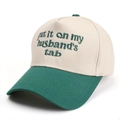 Berretto da baseball bicolore crema e verde con testo ricamato put it on my husband's tab - Verde