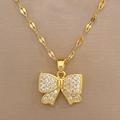 Macro-opname van gouden strik hanger ketting met glinsterende witte kristallen - Gouden Strik Stijl (E403) / Goud