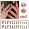 Unghie finte a mandorla rosa nudo con eleganti motivi a curve glitterate dorate - A065 Foglia d'Oro Sfumata (A065)