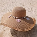 Sombrero de paja de ala ancha con flecos de conchas y detalles de borlas en la playa - Decoración de concha natural / Caqui