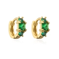 Dettaglio di mini orecchini a cerchio placcati oro con pietre di zircone verde smeraldo - Huggie con Pietra Verde Rettangolare