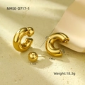 Gouden holle C-vormige oorringen en gepolijste bolvormige oorknopjes van roestvrij staal - C-vormige ring bal oorknopje (NMSE-D717-1) / Goud