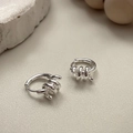 Dettaglio ravvicinato di orecchini a cerchio in argento S925 con design a spirale - Argento 925 / Argento