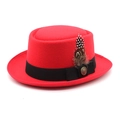 Détail du chapeau en feutre de laine rouge avec ruban noir, plumes et badge en métal - Rouge