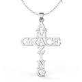 Collar con colgante de cruz Amazing Grace plateado sobre un fondo blanco puro - AMAZING GRACE / Colgante 4*2.5cm + Cadena 60cm / Plateado