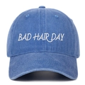 Gros plan de la broderie blanche BAD HAIR DAY sur la casquette de baseball en jean délavé - Taille unique / Bleu clair