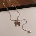 Detail der silbernen Schlangenkette mit braunem Pony-Anhänger und goldenem Stern - 19# Halskette-Silber-Braun