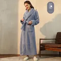 Dames lange zeeblauwe badjas van dikke fleece met capuchon en zakken voor thuiscomfort - M / Zeeblauw Voor Dames