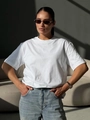 T-shirt bianca minimalista 100% cotone indossata dal modello con luce artistica - S / Bianco