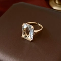 Primer plano de anillo bañado en oro de 14 quilates con circón sobre textura de cuero - Dorado