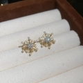 Detail of gold snowflake stud earring with pearls and sparkling zircon on velvet - 30# Zircon Pearl Snowflake Stud Earrings (Real Gold Plated)