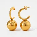 Orecchini pendenti minimalisti con sfera dorata lucida in acciaio inossidabile da donna - Stile B Oro (KDE1860)