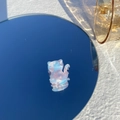 Mini pince à cheveux chat en acétate marbré rose et bleu posée sur miroir - Chat Rose Bleu Gelée