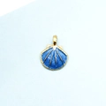 Makroaufnahme von blauem Emaille-Jakobsmuschel-Anhänger mit goldenen Rändern für DIY-Schmuck - Dunkelblau