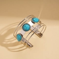 Dettaglio di un bracciale boho in argento con tre pietre turchesi e il marchio di qualità 925 - Argento