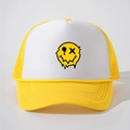 Detail van geel-witte mesh truckerpet met een print van een smeltend lachend gezicht - Wit-Geel Patchwork