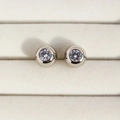 Orecchini a lobo classici in argento con grande zircone rotondo incastonato a castone - Oro Bianco