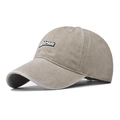 Gros plan de la broderie Colorado sur la texture de la casquette en coton lavé - Réglable / Beige (Étiquette en Cuir)