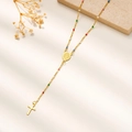 Vista detallada del collar rosario chapado en oro 18K con cuentas de esmalte y cruz - Colorido