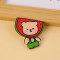 Spilla smaltata con orsetto che indossa un cappello a anguria e salopette verde - Orso con Anguria