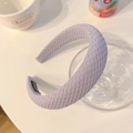 Serre-tête large violet à motif pied-de-poule en tissu premium sur une table claire - Violet