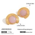 Dettaglio di orecchini geometrici in quarzo rosa e acciaio inossidabile dorato con misure - JDE0302010-Orecchini Tondi con Pietra Rosa